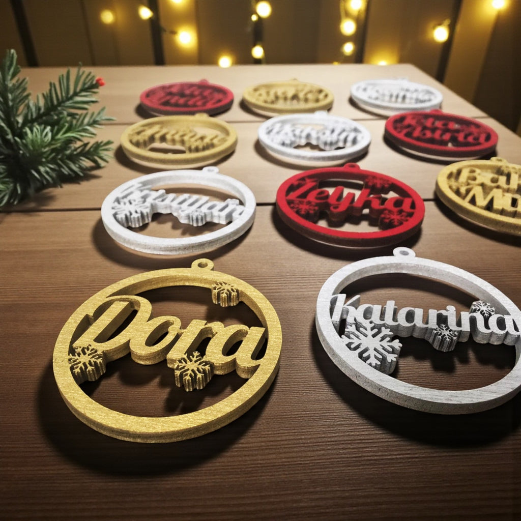 Drvene kuglice s izrezanim imenima