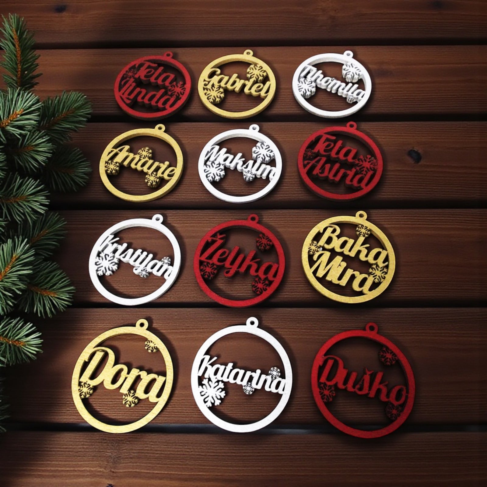 Drvene kuglice s izrezanim imenima